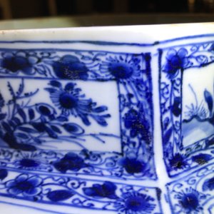 Une paire de grands vases couverts en porcelaine de Chine bleu et blanc, Kangxi — photo 34