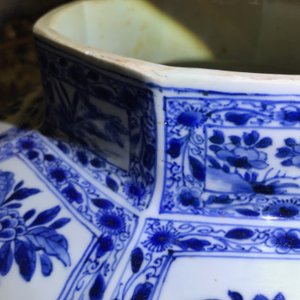 Une paire de grands vases couverts en porcelaine de Chine bleu et blanc, Kangxi — photo 36