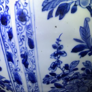 Une paire de grands vases couverts en porcelaine de Chine bleu et blanc, Kangxi — photo 37