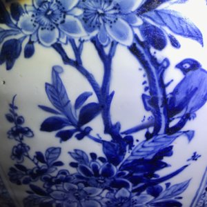 Une paire de grands vases couverts en porcelaine de Chine bleu et blanc, Kangxi — photo 38