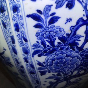 Une paire de grands vases couverts en porcelaine de Chine bleu et blanc, Kangxi — photo 39
