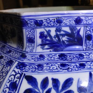 Une paire de grands vases couverts en porcelaine de Chine bleu et blanc, Kangxi — photo 47