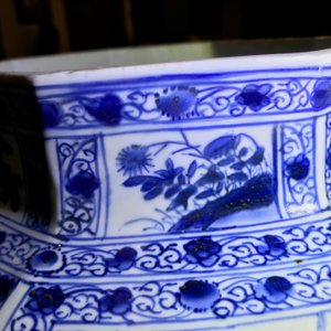 Une paire de grands vases couverts en porcelaine de Chine bleu et blanc, Kangxi — photo 49