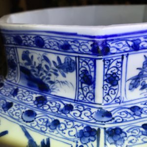 Une paire de grands vases couverts en porcelaine de Chine bleu et blanc, Kangxi — photo 50