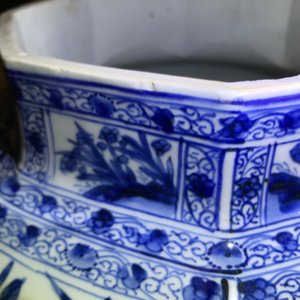 Une paire de grands vases couverts en porcelaine de Chine bleu et blanc, Kangxi — photo 51