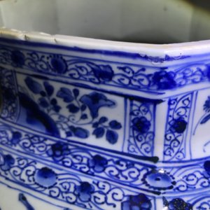 Une paire de grands vases couverts en porcelaine de Chine bleu et blanc, Kangxi — photo 52