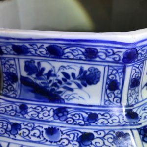 Une paire de grands vases couverts en porcelaine de Chine bleu et blanc, Kangxi — photo 53