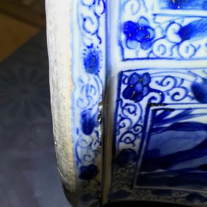 Une paire de grands vases couverts en porcelaine de Chine bleu et blanc, Kangxi — photo 58