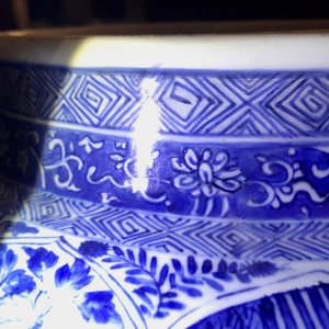 Une paire de grands vases couverts en porcelaine de Chine bleu et blanc, Kangxi — photo 14