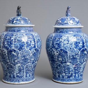 Une paire de grands vases couverts en porcelaine de Chine bleu et blanc, Kangxi — photo 2