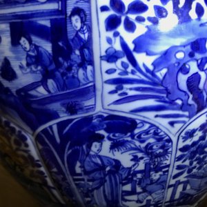 Une paire de grands vases couverts en porcelaine de Chine bleu et blanc, Kangxi — photo 22