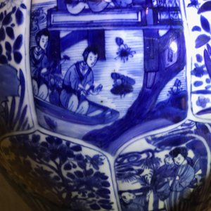 Une paire de grands vases couverts en porcelaine de Chine bleu et blanc, Kangxi — photo 24