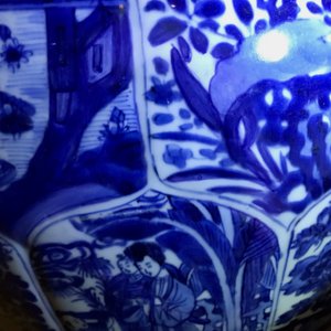 Une paire de grands vases couverts en porcelaine de Chine bleu et blanc, Kangxi — photo 25