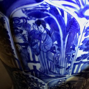 Une paire de grands vases couverts en porcelaine de Chine bleu et blanc, Kangxi — photo 26