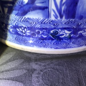 Une paire de grands vases couverts en porcelaine de Chine bleu et blanc, Kangxi — photo 29