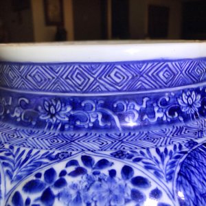 Une paire de grands vases couverts en porcelaine de Chine bleu et blanc, Kangxi — photo 34