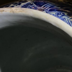 Une paire de grands vases couverts en porcelaine de Chine bleu et blanc, Kangxi — photo 40