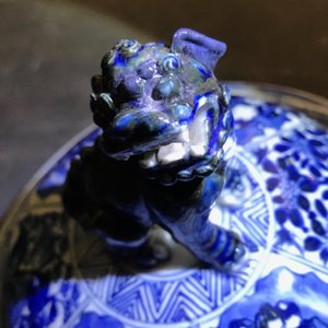 Une paire de grands vases couverts en porcelaine de Chine bleu et blanc, Kangxi — photo 49