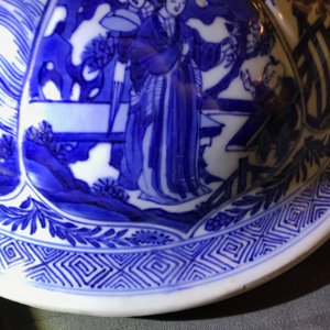 Une paire de grands vases couverts en porcelaine de Chine bleu et blanc, Kangxi — photo 56