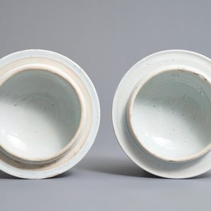 Une paire de grands vases couverts en porcelaine de Chine bleu et blanc, Kangxi — photo 8