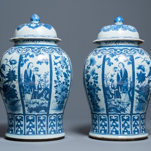 Une paire de grands vases couverts en porcelaine de Chine en bleu et blanc, 19ème — photo 2