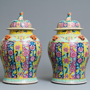 Une paire de grands vases couverts en porcelaine de Chine famille rose, 19ème — photo 3