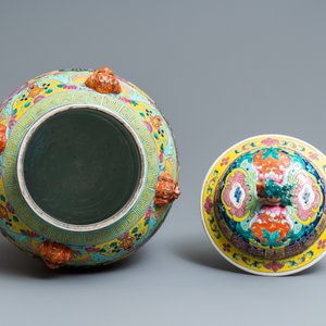 Une paire de grands vases couverts en porcelaine de Chine famille rose, 19ème — photo 7