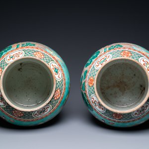 Une paire de grands vases couverts en porcelaine de Chine famille verte à fond turquoise, 19ème — photo 6