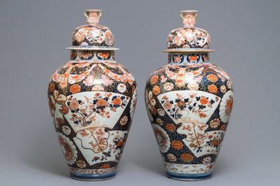Une paire de grands vases couverts en porcelaine Imari de Japon, Edo, 17/18ème