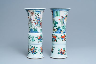 Une paire de grands vases de forme 'gu' en porcelaine de Chine wucai, époque Transition