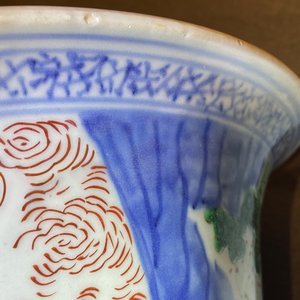 Une paire de grands vases de forme 'gu' en porcelaine de Chine wucai, époque Transition — photo 12