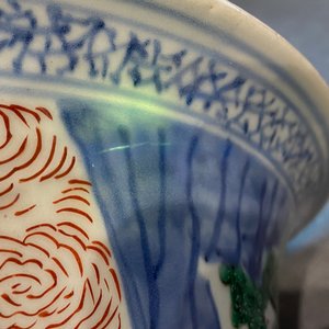 Une paire de grands vases de forme 'gu' en porcelaine de Chine wucai, époque Transition — photo 13