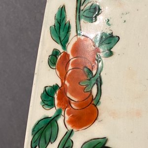 Une paire de grands vases de forme 'gu' en porcelaine de Chine wucai, époque Transition — photo 19