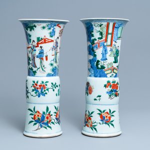 Une paire de grands vases de forme 'gu' en porcelaine de Chine wucai, époque Transition — photo 2