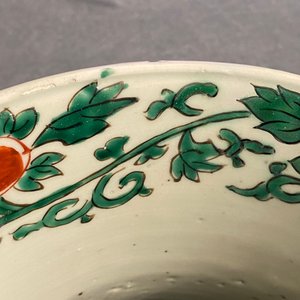 Une paire de grands vases de forme 'gu' en porcelaine de Chine wucai, époque Transition — photo 35