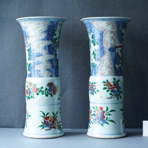 Une paire de grands vases de forme 'gu' en porcelaine de Chine wucai, époque Transition — photo 43