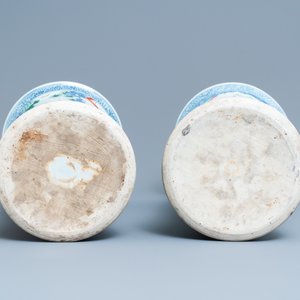 Une paire de grands vases de forme 'gu' en porcelaine de Chine wucai, époque Transition — photo 6