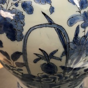 Une paire de grands vases en faïence de Delft bleu et blanc à décor chinoiserie, 1ère moitié du 18ème — photo 14