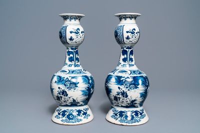 Une paire de grands vases en faïence de Delft bleu et blanc à décor de chinoiserie, début du 18ème
