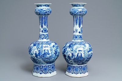 Une paire de grands vases en faïence de Delft bleu et blanc à décor de chinoiserie, fin du 17ème