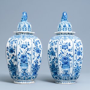 Une paire de grands vases en faïence de Delft en bleu et blanc, 18ème — photo 3