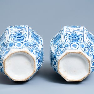Une paire de grands vases en faïence de Delft en bleu et blanc, 18ème — photo 6