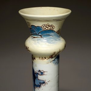 Une paire de grands vases en faïence de Delft en bleu et manganèse à décor de chinoiserie, 17ème — photo 8