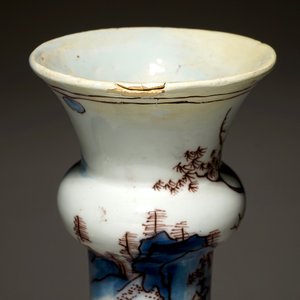 Une paire de grands vases en faïence de Delft en bleu et manganèse à décor de chinoiserie, 17ème — photo 9