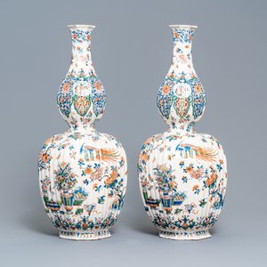 Une paire de grands vases en faïence de Delft en palette cachemire, vers 1700 — photo 3