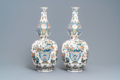 Une paire de grands vases en faïence de Delft en palette cachemire, vers 1700