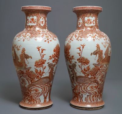 Une paire de grands vases en porcelaine de Chine à décor de phénix en rouge de fer et doré, Qianlong