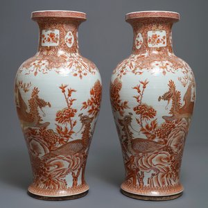 Une paire de grands vases en porcelaine de Chine à décor de phénix en rouge de fer et doré, Qianlong — photo 1