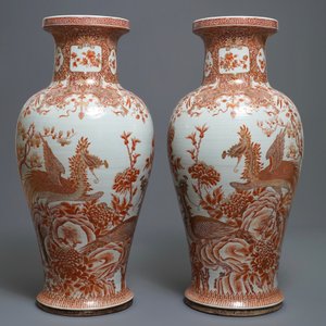 Une paire de grands vases en porcelaine de Chine à décor de phénix en rouge de fer et doré, Qianlong — photo 2