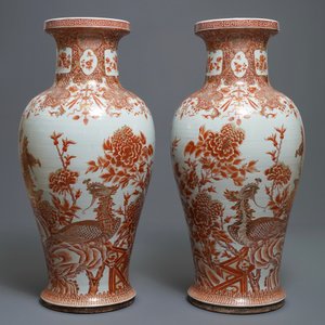 Une paire de grands vases en porcelaine de Chine à décor de phénix en rouge de fer et doré, Qianlong — photo 3